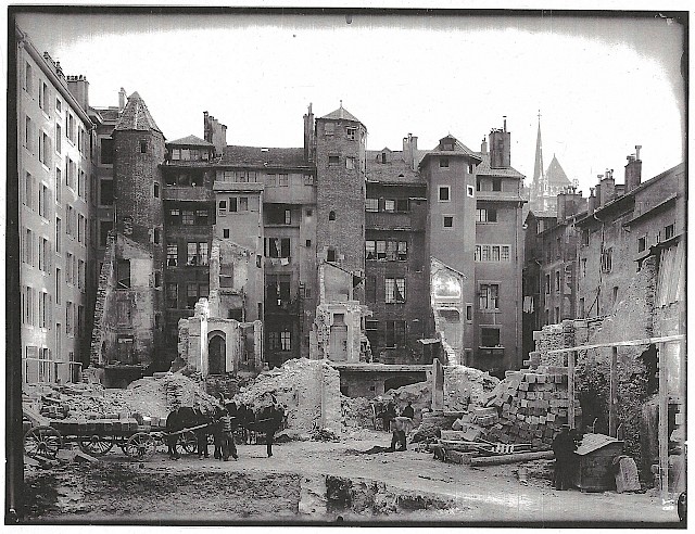 Assainissement des Rues-Basses vers 1900. A gauche, la rue de la Tour-Maîtresse, côté cour. Collection iconographique du Vieux-Genève.