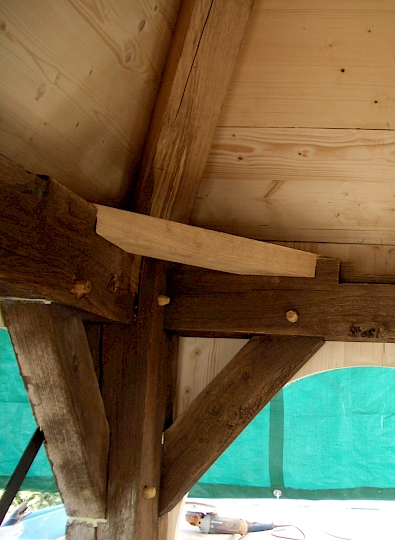 Nouveaux goussets, assemblages de structure par tenons, mortaises et chevilles consolidés