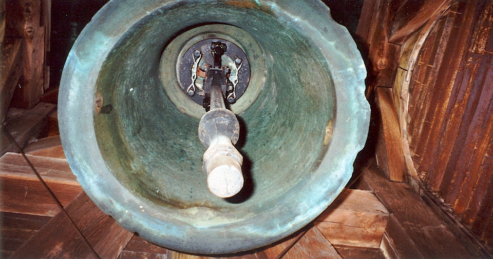 L’accès à la cloche est étroit mais relativement confortable par rapport à d’autres clochers. Les deux fers plats de couleur rouge assurent un ancrage du clocher sur le petit entablement en pierre calcaire.