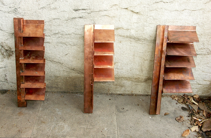 Avant la fabrication des abat-son, différents échantillons sont présentés sur place. Les nouvelles lames seront montées sur des cadres faits de méplats en cuivre naturel.