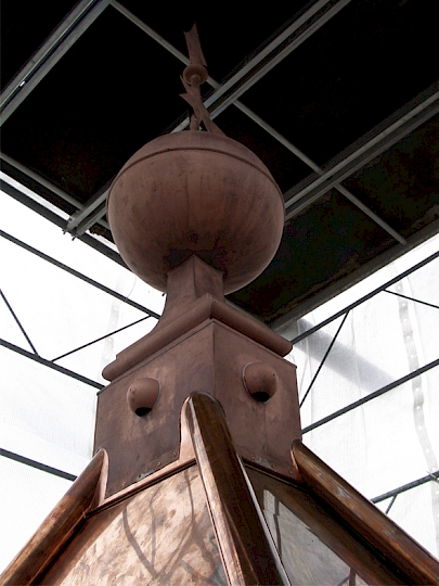 Arêtiers sur la toiture du clocher exécutés avec des corniers en tube de cuivre