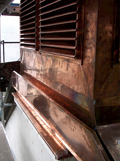 Détail du couloir et de la ferblanterie sur le petit entablement calcaire situé à la base du massif du clocher