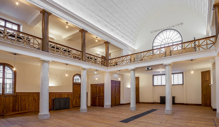 Vue du côté est de la nef, rez-de-chaussée et galerie après travaux.