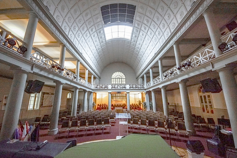 Vue complète de la nef (rez-de-chaussée et étage) depuis le chœur avant travaux. La voûte mesure 18.4 x 8.4 mètres.
