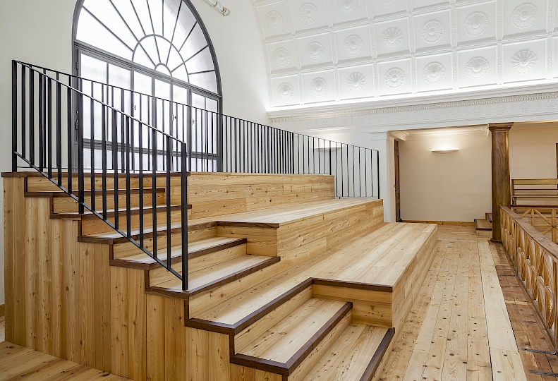 Vue latérale ouest des anciens gradins en bois de la partie centrale de la galerie après travaux.