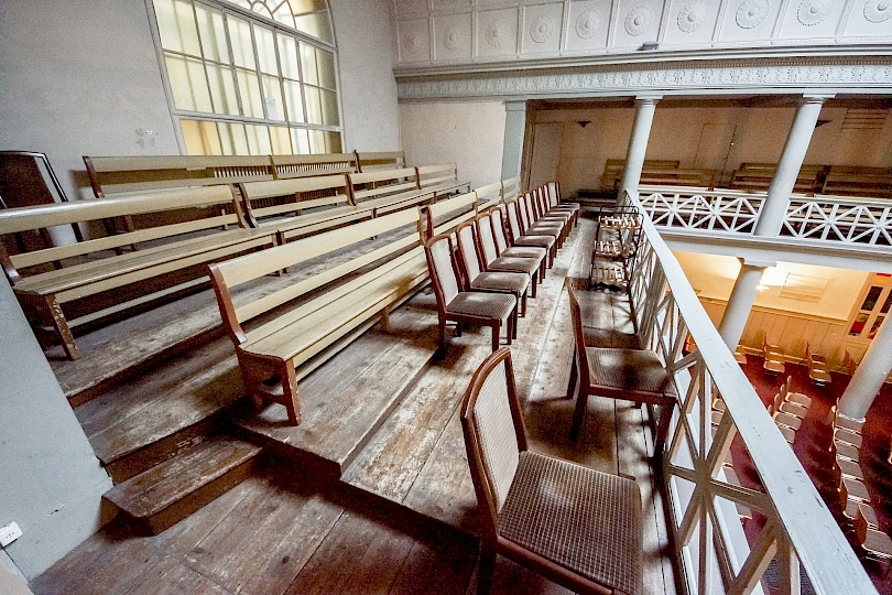 Vue latérale ouest des anciens gradins en bois de la partie centrale de la galerie avant travaux. Leur hauteur était insuffisante et ne permettait pas une bonne visibilité sur le chœur. Compte tenu de cette configuration, ils étaient très peu utilisés.