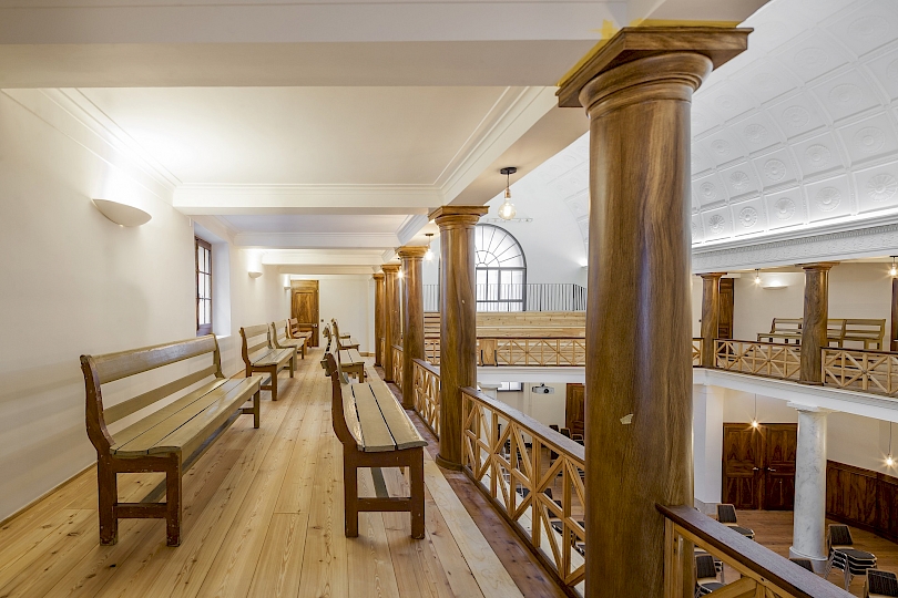 Nef latérale Est après travaux. Vue vers la porte d’accès de la cage d’escaliers.