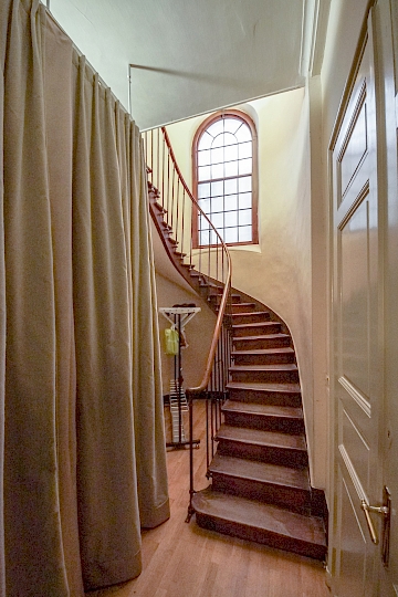 Vue générale avant travaux des escaliers balancés donnant accès aux galeries de l’étage supérieur (nord-est). Photo avant travaux.