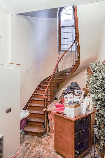 Vue générale des escaliers balancés donnant accès aux galeries de l’étage supérieur (nord-ouest). Photo avant travaux.