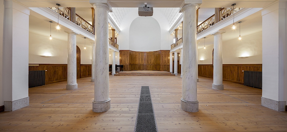 Vue générale depuis les gradins au fond de la nef, en direction du chœur après travaux