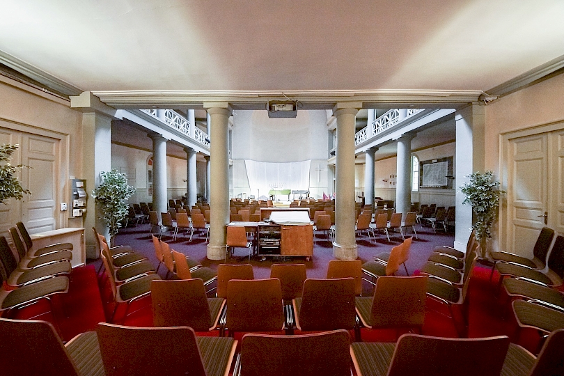 Vue générale depuis les gradins au fond de la nef, en direction du chœur avant travaux