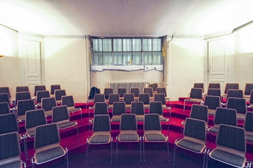 Le vitrage visible au centre, constitue la partie inférieure de la grande baie centrale donnant sur la rue Tabazan. Après restauration et remplace- ment des verres industriels jaune foncé par des verres clairs, la serrurerie a été rénovée et motorisée pour une facilitation d’ouverture, et la fenêtre a été doublée avec une double fenêtre en bois. Photo avant travaux.