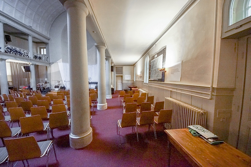 Vue du côté latéral Est de la nef. On aperçoit la porte d’accès à l’arrière cour. Cet espace de circulation est aussi utilisé comme zone de prière. Photo avant travaux.