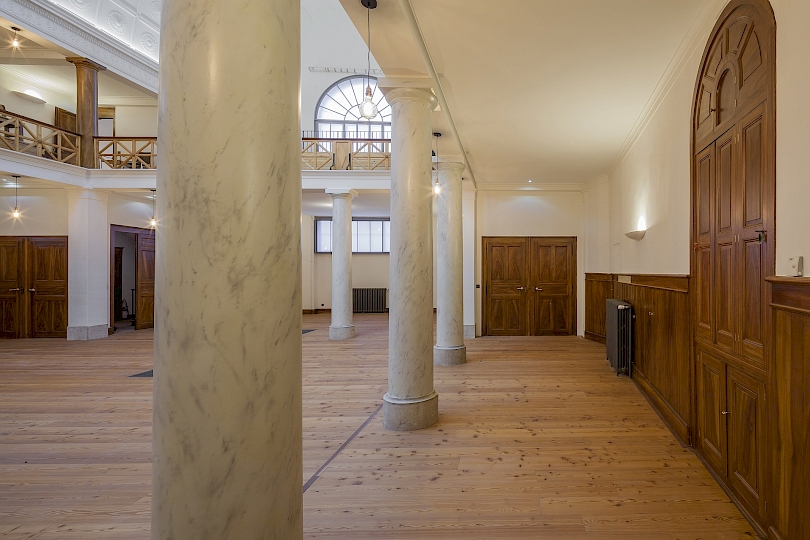 Vue du côté latéral ouest de la nef central après travaux. Cet espace de circulation est aussi utilisé comme zone de prière.