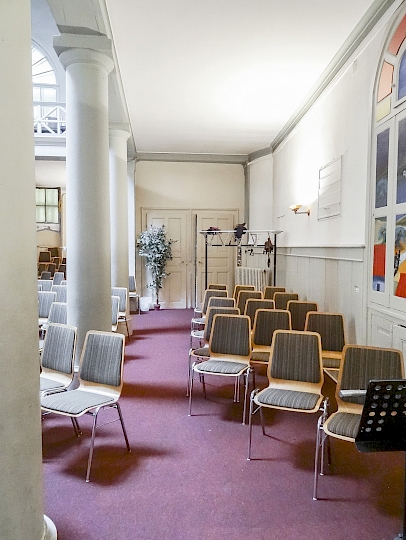 Vue du côté latéral ouest de la nef central avant travaux. Cet espace de circulation est aussi utilisé comme zone de prière.