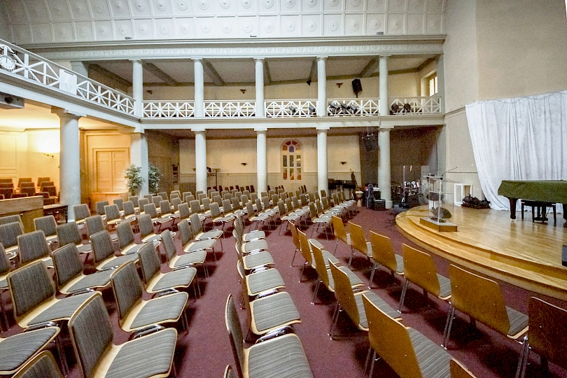 Vue en direction du côté ouest de la nef, rez-de-chaussée et galerie avant travaux.