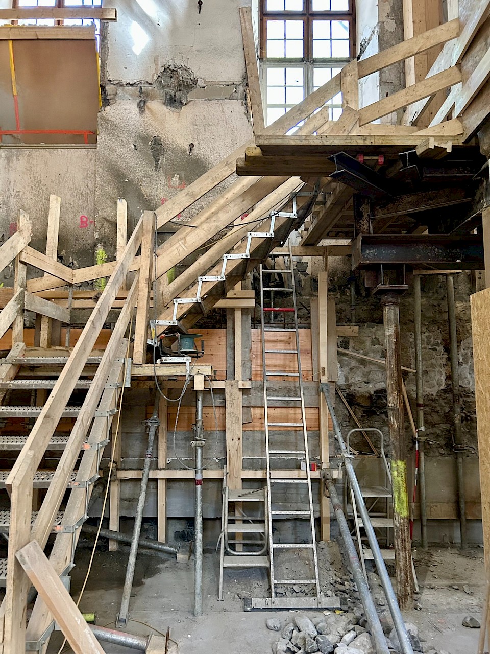 AJUSTEMENT DES MURS DE FONDATION POUR POSE PLANCHER BOIS DE LA NEF / FEVRIER 2025