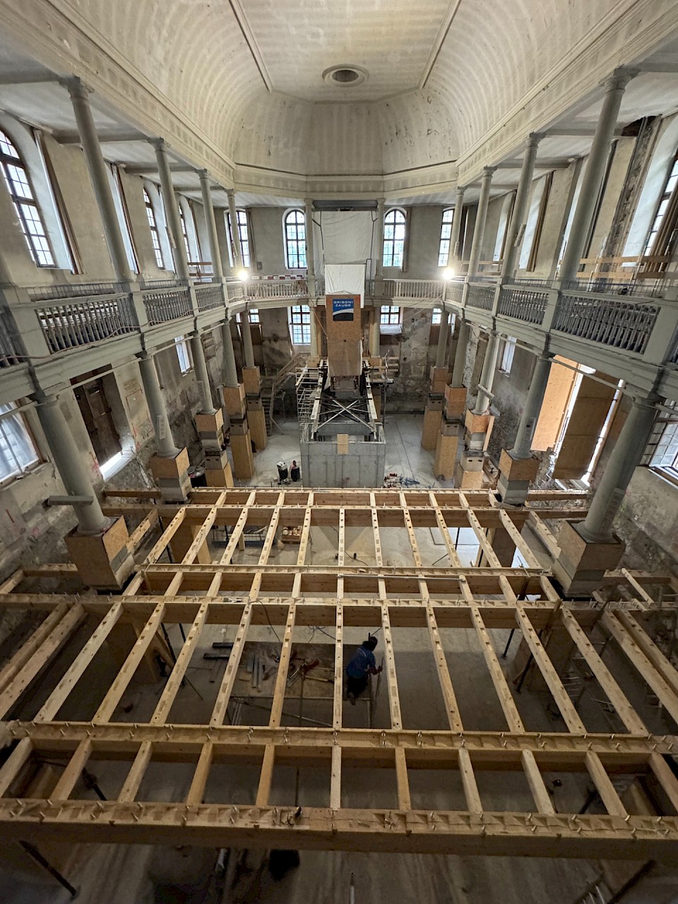 FIXATION DES SOLIVES SUR LES SOMMIERS EN BOIS MASSIF (EPICEA PROV. VALAIS) / JUILLET 2025