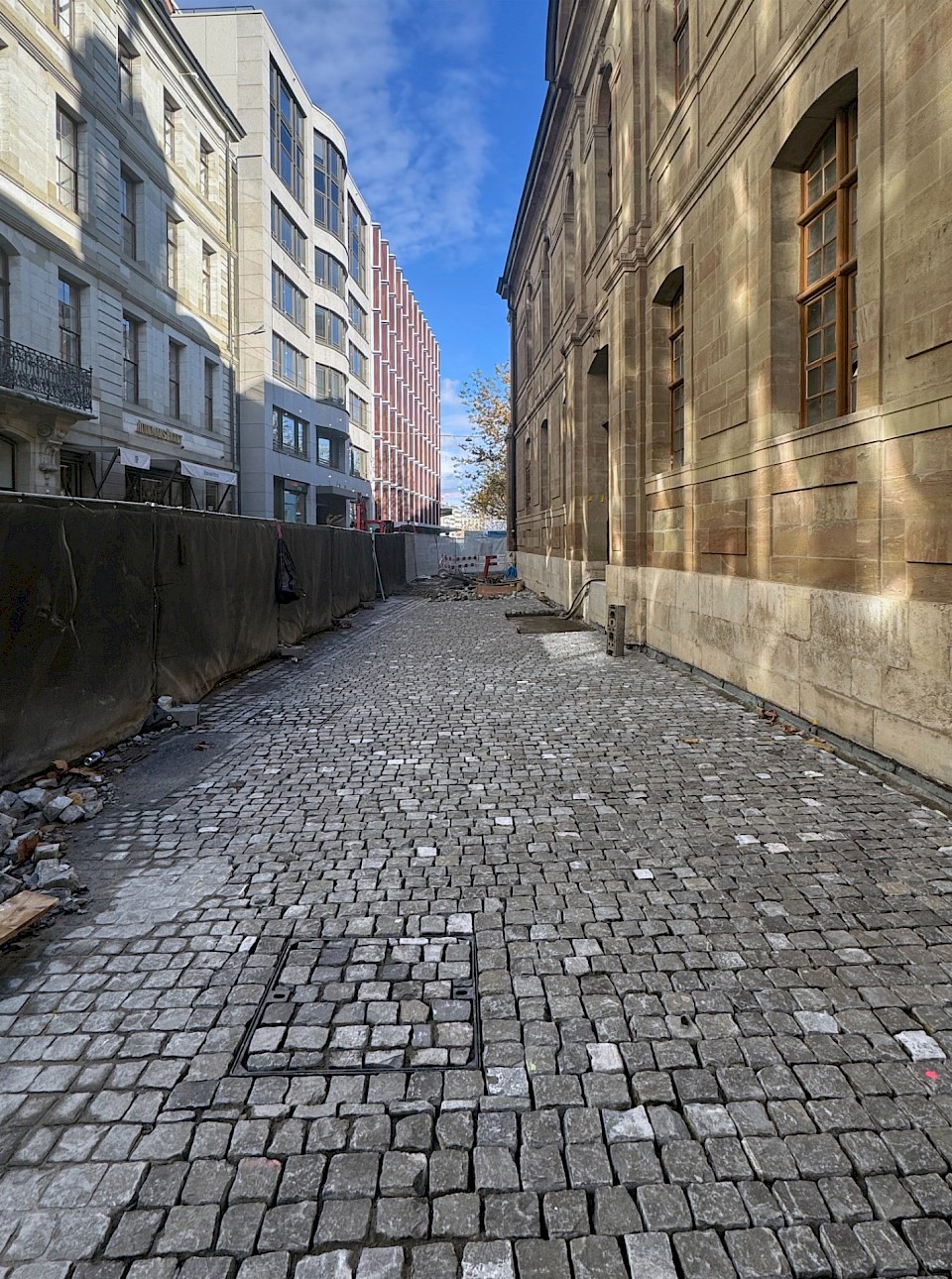 PAVAGE DES POURTOURS DU TEMPLE AVANT REALISATION DES ECHAFAUDAGES EXTERIEURS / NOVEMBRE 2025