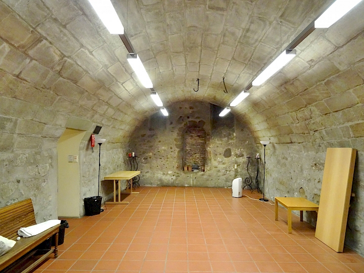 Vue du côté est de la salle voûtée. On remarque trois niches, une de grande taille au milieu du mur, et deux autres sur les latéraux qui communiquent avec l’étage supérieur