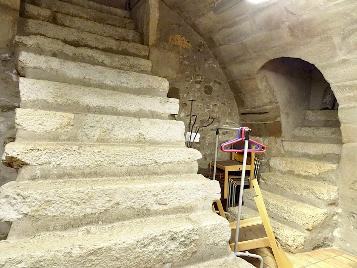 On observe, à droite, un accès secondaire de liaison avec la salle de réunion du niveau -1