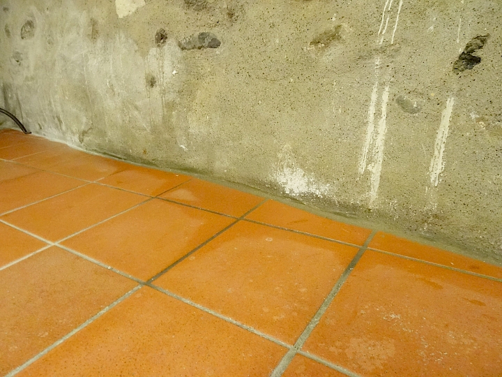 Des infiltrations provoquent régulièrement des flaques d’eau sur le côté est de la salle. Apparemment les derniers orages de l’hiver 2016 ont provoqué des dégâts sur le mur est et sur le sol