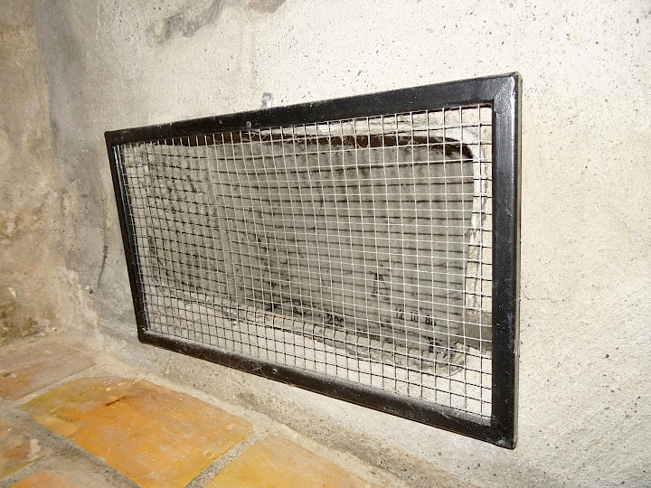 Dispositif de ventilation sans extraction mécanique. Ce système n’est pas suffisant pour évacuer l’humidité