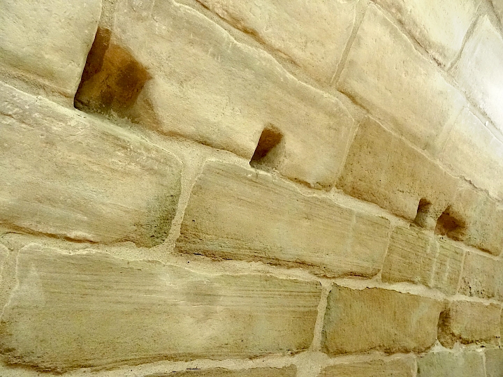 On retrouve à la même hauteur, des trous des deux côtés de la salle. Traces d’une ancienne structure probablement pour suspendre les victuailles