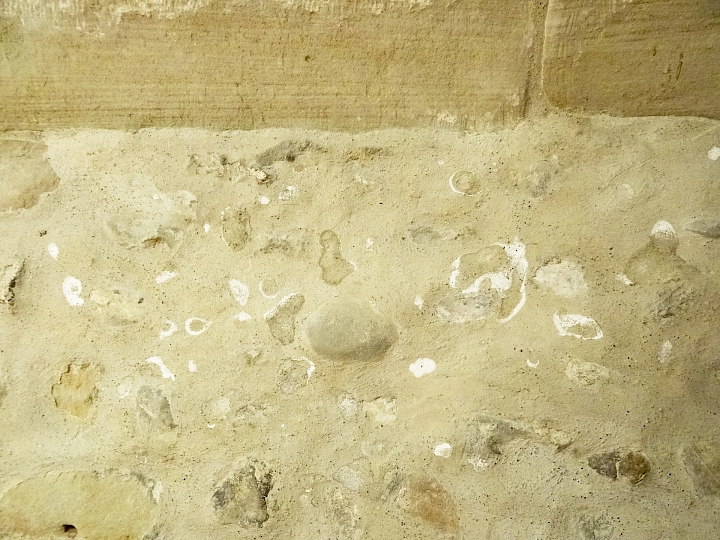 On remarque des taches de salpêtre consécutives à une forte concentration d’humidité dans le terrain.  L’enduit ciment, appliqué lors de la transformation / rénovation de 1988-1991, empêche l’humidité contenue dans les murs de s’évaporer