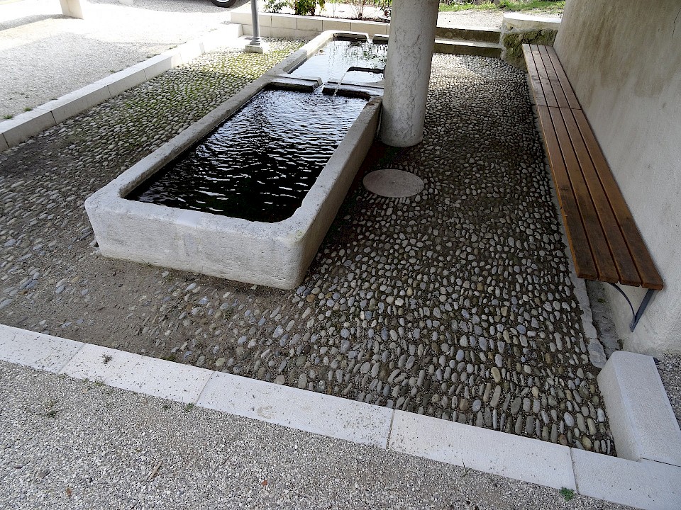 Vue générale sur la fontaine et la calade.