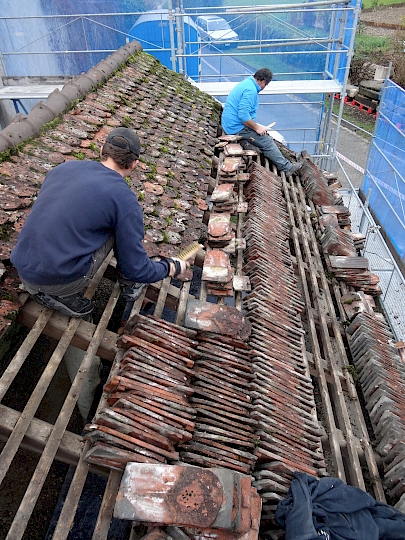 Brossage et nettoyage des tuiles, remplacement de 2 chevrons abîmés, ainsi que du lattage, traitement curatif et préventif de la charpente. La chèvre a été déposée entre temps et l'alimentation de la fontaine détournée.
