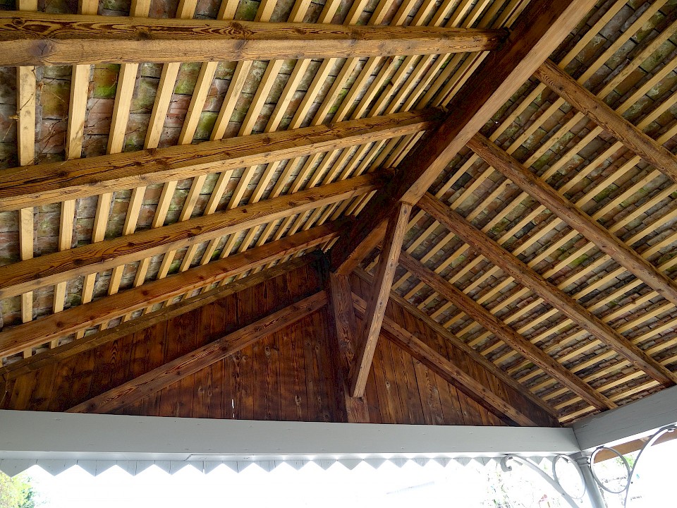Vue générale de la charpente après restauration et traitement.