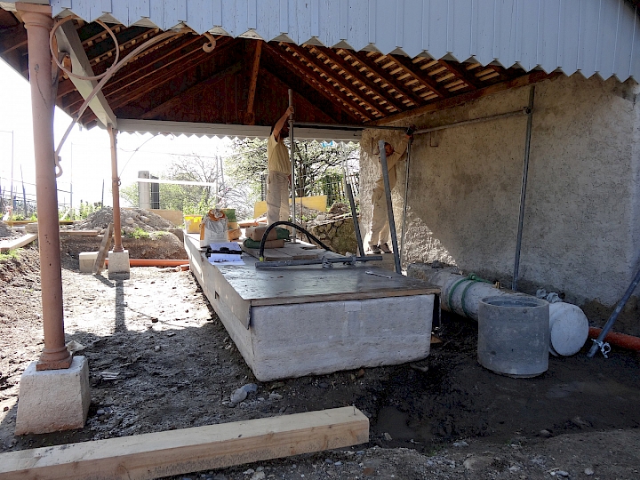 Repose de la chèvre, ragréage et rapiéçage des bassins avec du calcaire d'Hauteville.