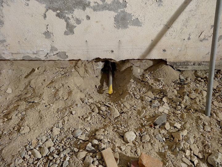 Percements pour le passage des tirants au niveau du dallage au rez-inférieur.