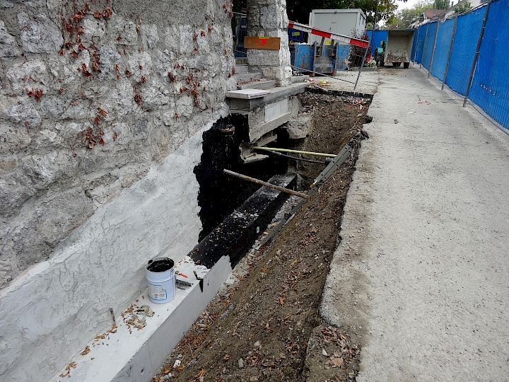 Fouille pour la reprise en sous-œuvre et la mise en place de la poutre de consolidation des fondations et des réseaux.