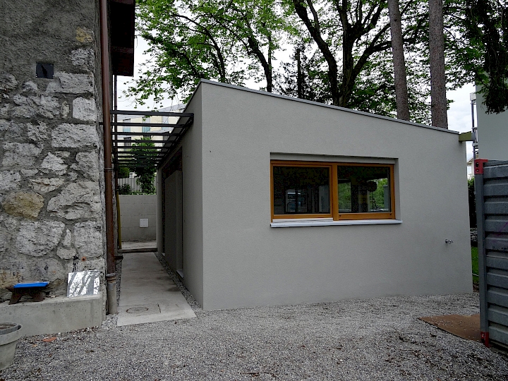 Les deux édifices son mis en contigüité par un couvert vitré.