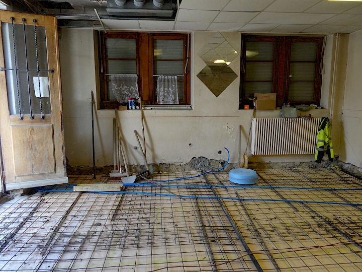 Mise en place de 12cm d'isolation en polystyrène extrudé avec pare-vapeur et du treillis d'armature. Passage et mise en tension des tirants.