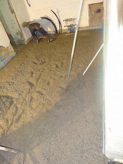 Le dallage de 15cm d'épaisseur est ceinturé d'une bande de rive de 10 mm le rendant indépendant des murs de la Chapelle.