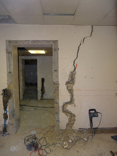 Ouverture des fissures et pose de témoins provisoires.