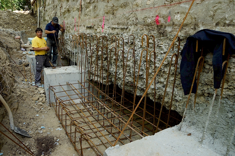 Début des travaux de reprise en sous-œuvre par tronçons de semelles et longrines de 1.5m à 2m.