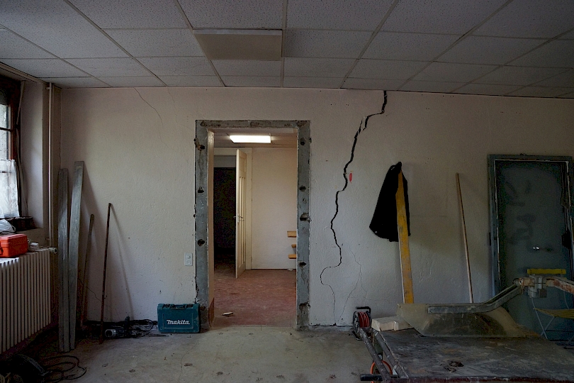 Grande fissure sur le mur de refend au niveau du rez-inférieur.