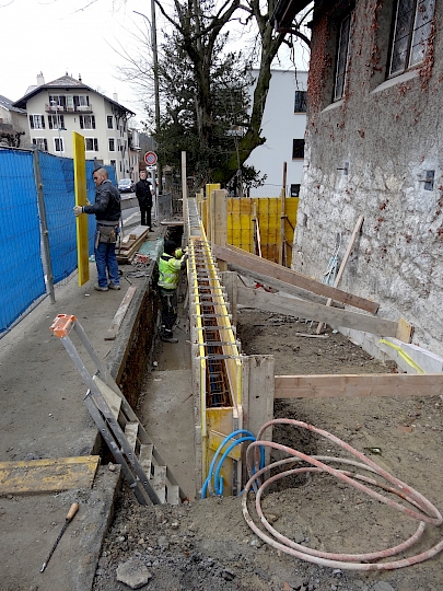 Réalisation d’un mur de contention côté route, terrassement pour la rampe d'accès au rez-inférieur et à l’annexe de la chapelle. Ce mur a pour rôle de contenir le terrain sur lequel passe le trottoir et la route du Grand-Lancy et permet de restreindre les poussées sur la chapelle. Cette opération a permis de mettre en place un dispositif de drainage, limitant ainsi l’érosion du sol et permettant de maintenir la compacité du terrain.