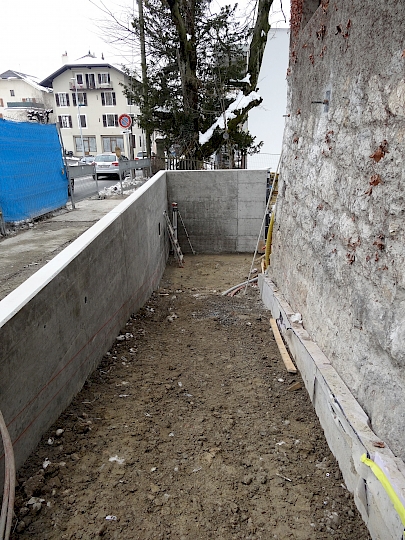 En plus de générer un espace d'accès, le mur de soutènement absorbe une partie de la poussée du terrain situé en amont. Il contribue à la stabilité de la Chapelle.