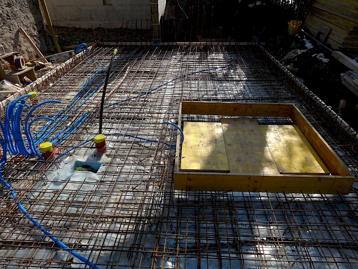 Ferraillage et coffrage du radier de l'extension avec réservation pour le puits.
