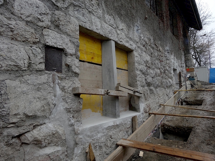 Les pierres du côté extérieur ont été sciées et réemployées pour bâtir les jambages de la nouvelle fenêtre.