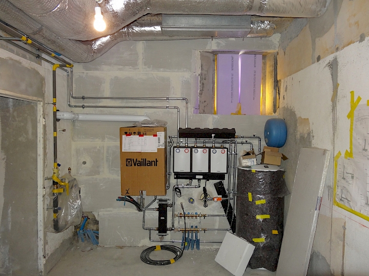 En plus du monobloc de pulsion d’air chaud existant, les installations techniques rénovées et nécessaires au fonctionnement de la Chapelle sont intégrées dans un meuble situé au fond du local cuisine.