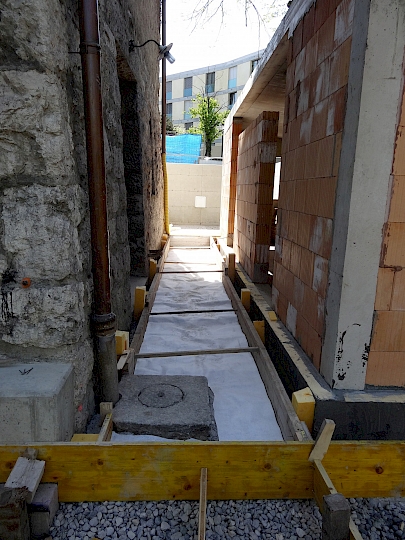 Espace de circulation entre la chapelle et l'extension.