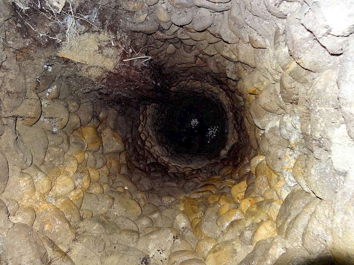 Puits d'une profondeur de 10m découvert en février 2012. Il est situé à cheval sur la position des futures fondations ouest de l'extension. Sa date de construction coïncide vraisemblablement avec celle de la maison du pasteur Frank Duperrut.