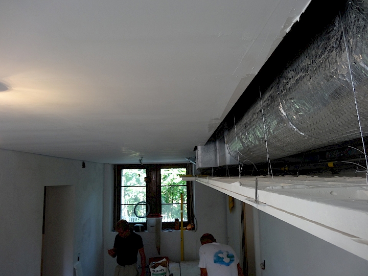 Mise en place des faux-plafonds suspendus, local cuisine. Il a fallu contourner les gaines datant des années 80.