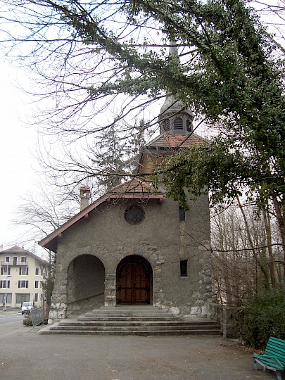 Façade est de la Chapelle, vue sur le parvis rajouté dans les années 1950.